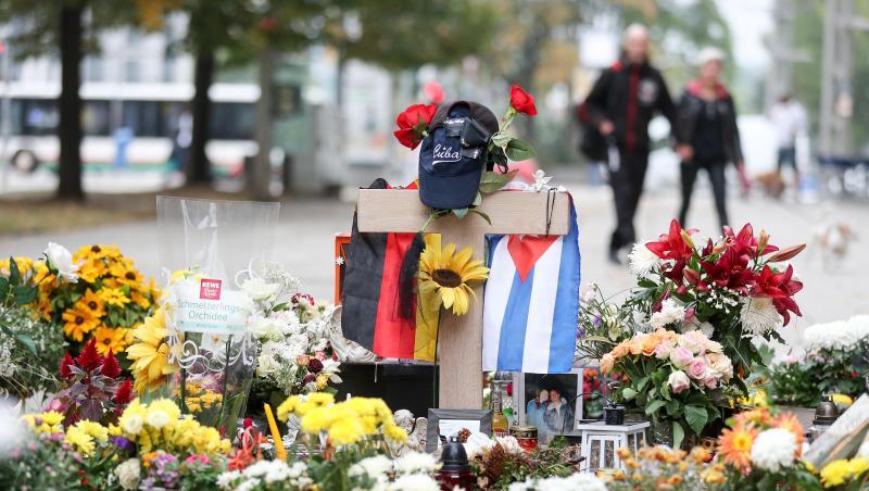 Blumen und Kerzen stehen an der Stelle, an der vor vier Monaten ein junger Mann erstochen wurde. Blumen und Kerzen stehen an der Stelle, an der vor vier Monaten ein junger Mann erstochen wurde.