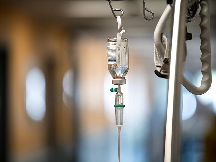 Ein Tropf hängt an einem Krankenbett. Foto: Fabian Sommer/dpa/Archivbild