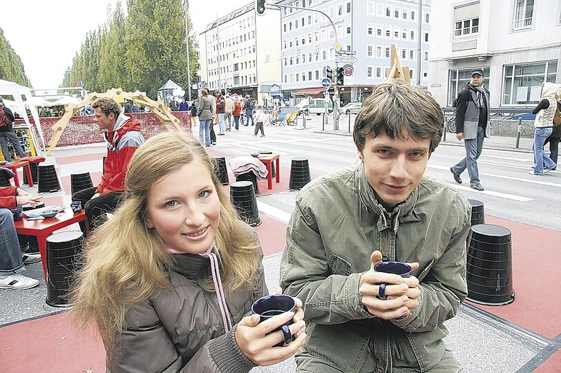Uff, ist das kalt hier: Irena (22) und Boris (24) wärmen sich mit einem Schluck Glühwein auf.