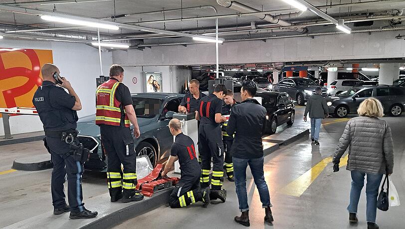 Die Feuerwehr schraubte die Schranke ab.