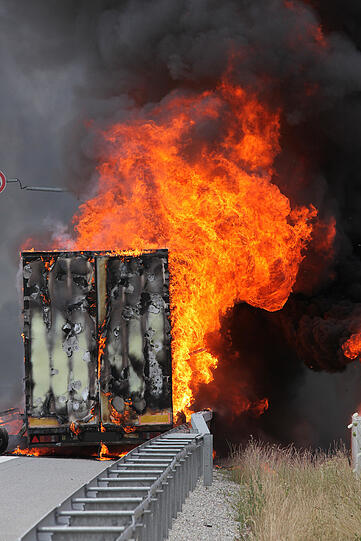 Spektakulärer Lkw-Brand auf der A94 &ndash; die Bilder vom Feuerwehreinsatz.