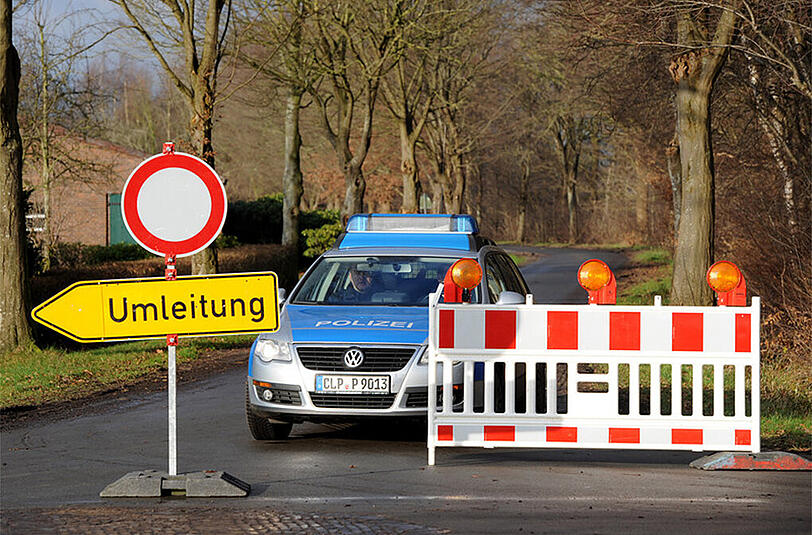 Die Polizei hat die Zufahrtstraße zu einem Geflügelhof bei Barßel (Niedersachsen) abgesperrt.