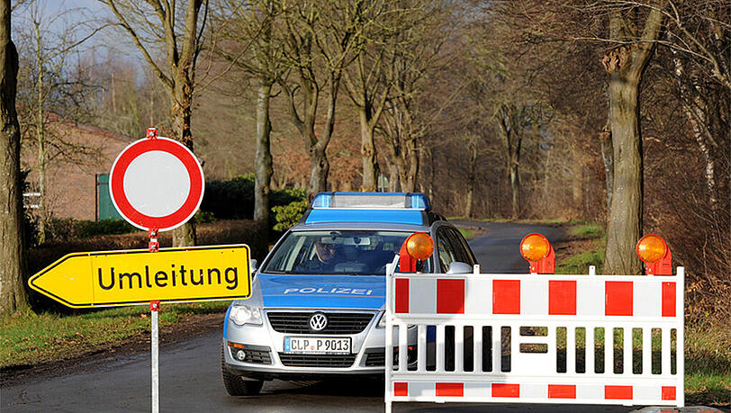 Die Polizei hat die Zufahrtstraße zu einem Geflügelhof bei Barßel (Niedersachsen) abgesperrt.