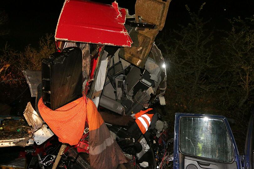 Die A3 glich einem Schlachtfeld: Bei dem Unfall krachten drei Lkws ineinander. Einer verlor dabei 23 Tonnen Salatöl.