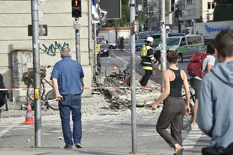 In der Kapuzinerstraße sind Teile eines Hausdachs einfach auf die Straße gefallen.