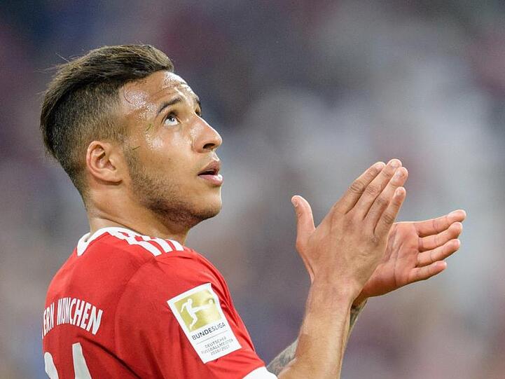 Corentin Tolisso vom FC Bayern München bedankt sich nach Spielende bei den Fans. Foto: Matthias Balk/Archiv