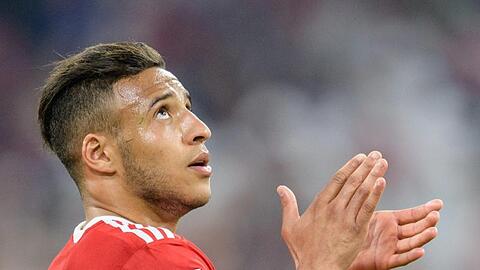 Corentin Tolisso vom FC Bayern München bedankt sich nach Spielende bei den Fans. Foto: Matthias Balk/Archiv