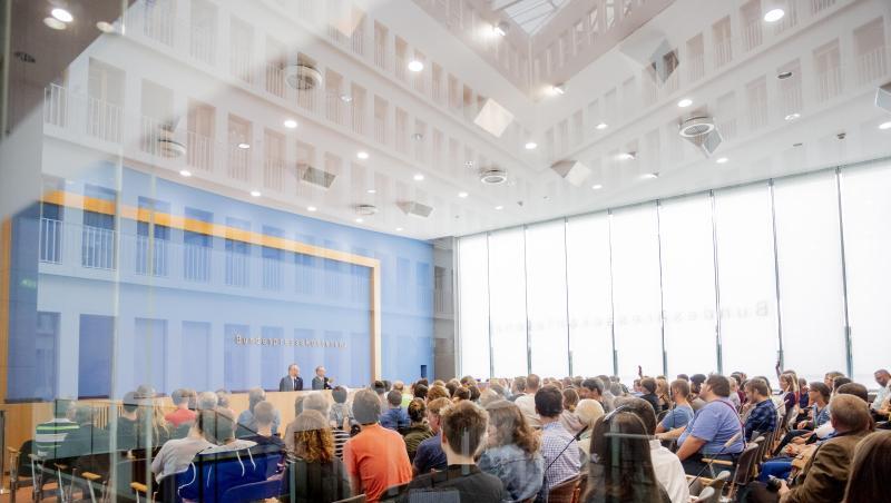 Im Vorjahr besuchten mehr als 130.000 Menschen den Tag der offenen Tür der Bundesregierung. Im Vorjahr besuchten mehr als 130.000 Menschen den Tag der offenen Tür der Bundesregierung.