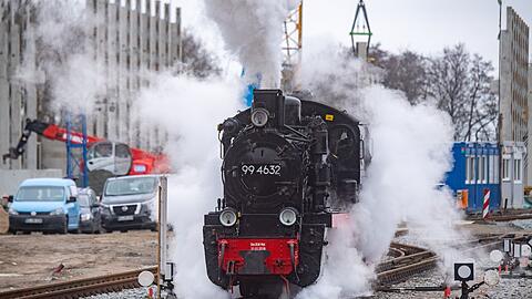 Die Dampflok 99 4632 der Kleinbahn "Rasender Roland" fährt durch den Bahnhof in Putbus auf der Insel Rügen.