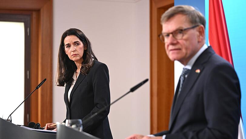 Außenminister Johann Wadephul (CDU) äußert sich bei einer Pressekonferenz mit seiner ungarischen Kollegin Anita Orbán auch zum Vorgehen Israels im Westjordanland und möglichen neuen Sanktionen. Außenminister Johann Wadephul (CDU) äußert sich bei einer Pressekonferenz mit seiner ungarischen Kollegin Anita Orbán auch zum Vorgehen Israels im Westjordanland und möglichen neuen Sanktionen.