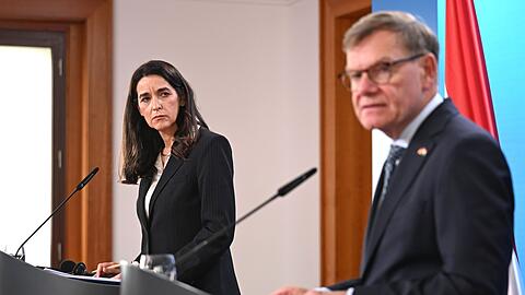 Au&szlig;enminister Johann Wadephul (CDU) &auml;u&szlig;ert sich bei einer Pressekonferenz mit seiner ungarischen Kollegin Anita Orb&aacute;n auch zum Vorgehen Israels im Westjordanland und m&ouml;glichen neuen Sanktionen.