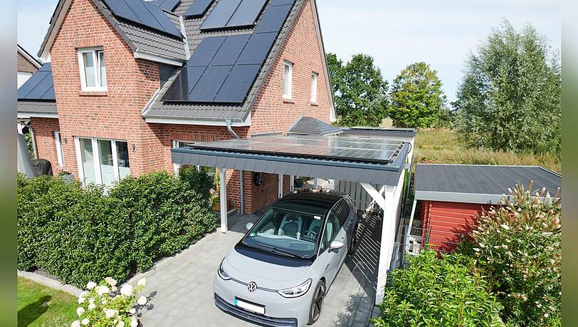 Mit Photovoltaikanlage und E-Auto lässt sich im Eigenheim besonders effektiv sparen. Mit Photovoltaikanlage und E-Auto lässt sich im Eigenheim besonders effektiv sparen.