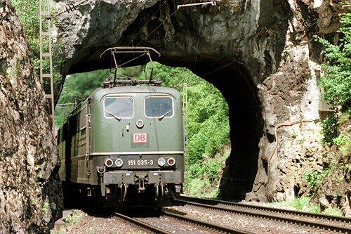 Ein Stück Bahn-Nostalgie verschwindet: Am 31. Mai wird das so genannte Felstor Etterzhausen westlich von Regensburg gesprengt. Mit zehn Metern Länge ist es Deutschlands kürzester Bahntunnel.