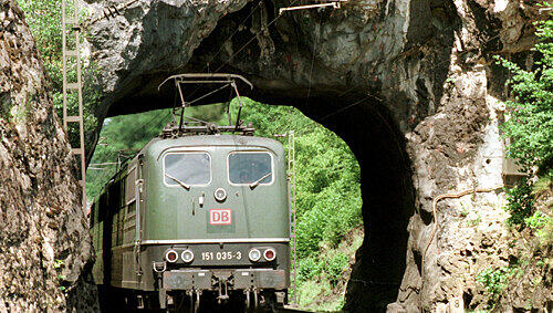 Ein Stück Bahn-Nostalgie verschwindet: Am 31. Mai wird das so genannte Felstor Etterzhausen westlich von Regensburg gesprengt. Mit zehn Metern Länge ist es Deutschlands kürzester Bahntunnel.