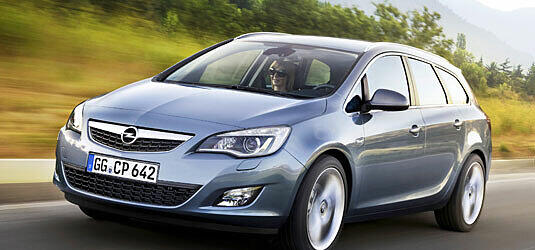 Fast schon ein kleiner Insignia: das Heck des neuen Opel Astra Sports Tourers.