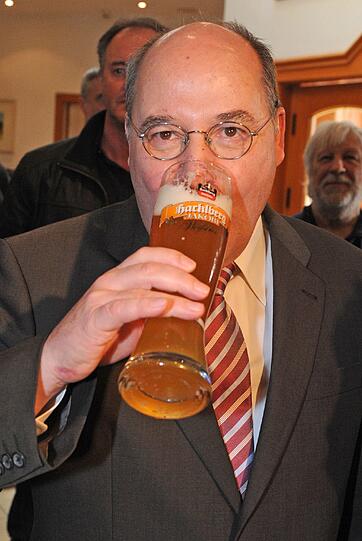 Bier und Politik - eine wundervolle Symbiose, zumindest am Aschermittwoch: Sehen Sie hier die Bilder des deftigen Polit-Klamauks mit OB Ude, Horst Seehofer, Claudia Roth und Co....