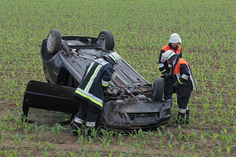 Unfall bei Ampfing: Ein Kleinwagen brettert durchs Bankett und landet auf einem Feld auf dem Dach. Der Fahrer wird nur leicht verletzt