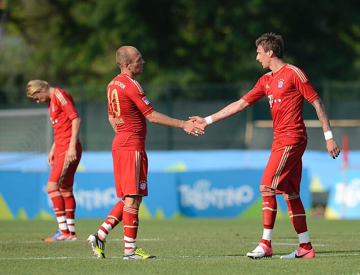 Handschlag auf ein lockeres Trainingsspielchen: Arjen Robben (l.) und Mario Mandzukic.