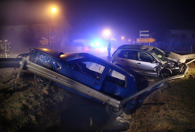Beim Verkehrsunfall auf der B20 bei Oberndorf Gemd gab es einen Toten und 3 Mittel - bis Schwerverletzte.