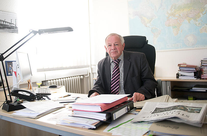Kurt Schrimm, Leiter der zentralen NS-Fahndungstelle, an seinem Schreibtisch in Ludwigsburg.