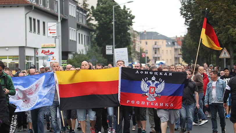 Die rechten Aufmärsche im sächsischen Heidenau befeuern die Rechtsextremismus-Debatte in Deutschland. Die rechten Aufmärsche im sächsischen Heidenau befeuern die Rechtsextremismus-Debatte in Deutschland.