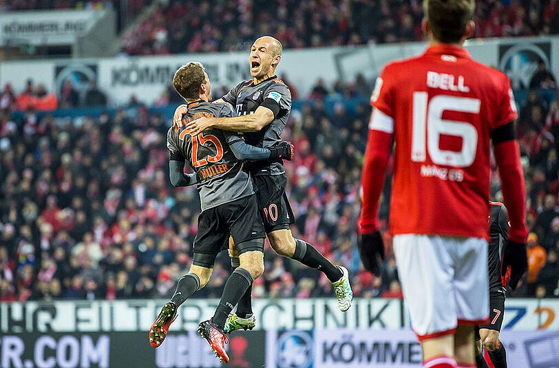 In Feierlaune: Arjen Robben und Thomas Müller feiern das 2:1 des Niederländers.