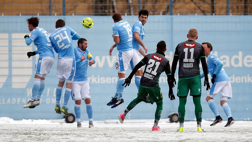 Schneegestöber und Fußball geht nicht? geht doch! Der TSV 1860 testete gegen Wacker Innsbruck auf schneeweißem Kunstrasen an der Grünwalder Straße - vorher mussten Funktionäre und Nachwuchsspieler Schneeschippen.