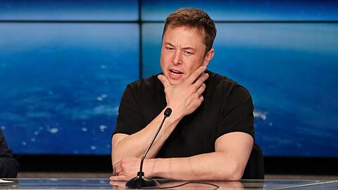 SpaceX-Chef und Gründer Elon Musk spricht nach dem erfolgreichen Start der Großrakete "Falcon Heavy" des privaten US-Raumfahrtunternehmens SpaceX während einer Pressekonferenz.