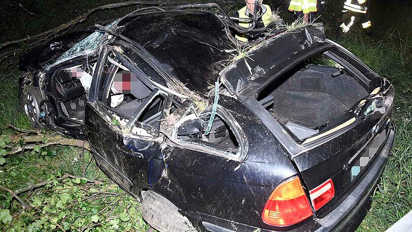 Der BMW wurde vollkommen zerstört, der Fahrer schwer verletzt. Die Bilder vom Unfallort.
