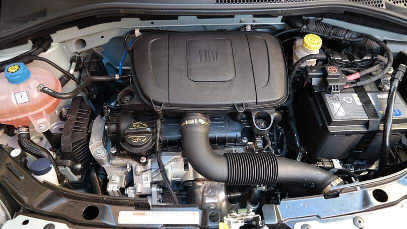 Der Dreizylindermotor des Fiat 500 Hybrid kommt dank Stromunterstützung auch ohne Turbo gut in Schwung.