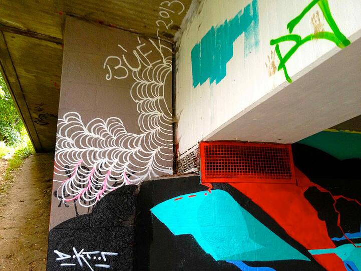 Unter der Brudermühlbrücke schaut's jedes Jahr anders bunt aus: Grafittisprayer verkünstlern sich hier bei "Isart".