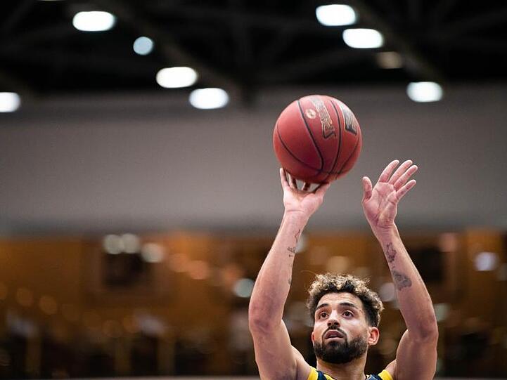 Joshiko Saibou von Alba Berlin während eines Freiwurfs. Foto: Mohssen Assanimoghaddam/Archiv