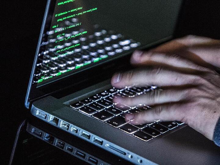 Die drei Verdächtigen sollen bereits im Jahr 2017 mit Attacken auf Webseiten und IT-Infrastrukturen eine Überlastung der Server verursacht haben.