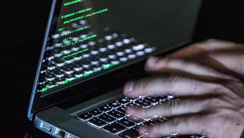 Die drei Verdächtigen sollen bereits im Jahr 2017 mit Attacken auf Webseiten und IT-Infrastrukturen eine Überlastung der Server verursacht haben. Die drei Verdächtigen sollen bereits im Jahr 2017 mit Attacken auf Webseiten und IT-Infrastrukturen eine Überlastung der Server verursacht haben.