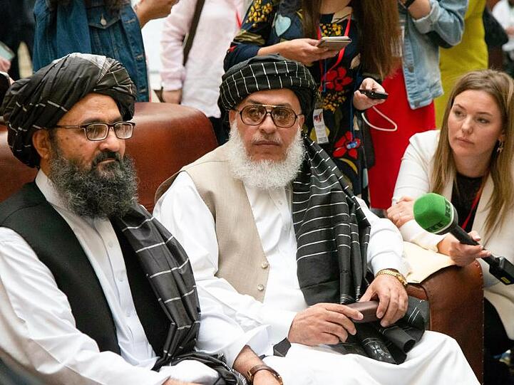 Mullah Abdul Ghani Baradar (l.), Vize-Chef der Taliban aus Afghanistan, und Taliban-Verhandlungsführer Sher Mohammad Abbas Staneksai.