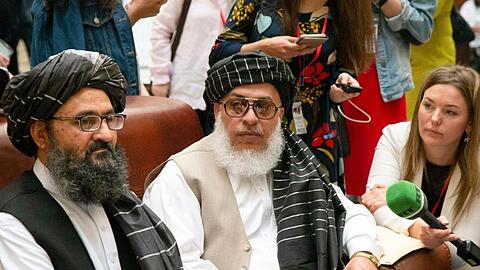 Mullah Abdul Ghani Baradar (l.), Vize-Chef der Taliban aus Afghanistan, und Taliban-Verhandlungsführer Sher Mohammad Abbas Staneksai.