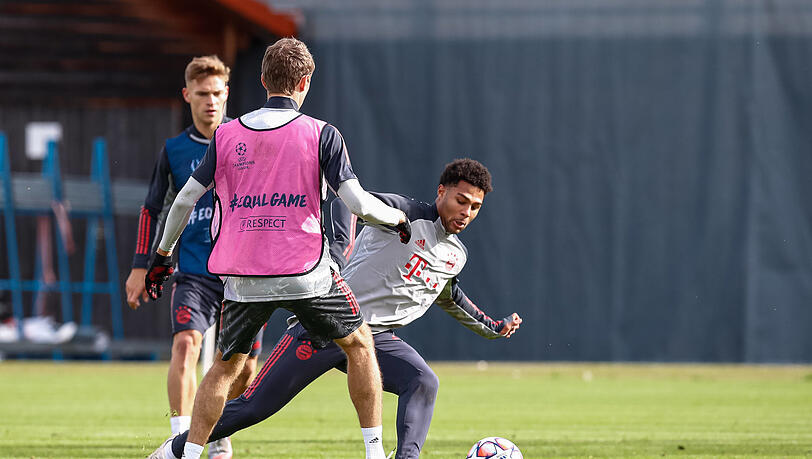 Enger Kontakt: Gnabry im Duell mit Thomas Müller. Enger Kontakt: Gnabry im Duell mit Thomas Müller.