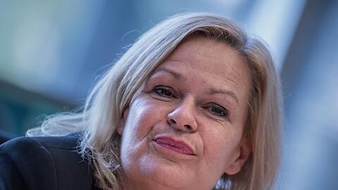 Laut Innenministerin Nancy Faeser (SPD) will die Bundesregierung den Weg für den strittigen Teil der EU-Asylreform ebnen.