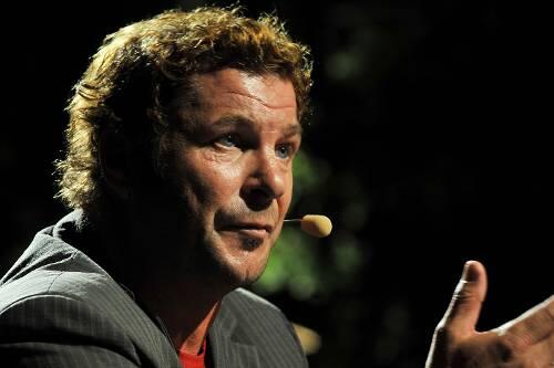 &bdquo;Kein Typ fürs Nummernkabarett&ldquo;: Für Bernd Regenauer ist sein 16. Programm &bdquo;Unter Freunden&ldquo;, das morgen in Fürth Premiere hat, eher Kabarett&ndash;Theater.