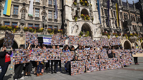 Zum Jahrestag des Hamas-Angriffs findet am Marienplatz in München ein Gedenken statt. Die "Wall of tears" zeigt alle Opfer des Anschlags.
