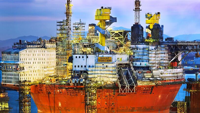 Gigantomanie? 60 Stockwerke hoch ist die Ölplattform Goliat, die Jo Choon Man hier 2013 während ihres Baus fotografiert hat. 2015 ging die Ölbohrinsel auf eine 29.000 Kilometer lange Reise ins Nordpolarmeer vor Norwegen. Gigantomanie? 60 Stockwerke hoch ist die Ölplattform Goliat, die Jo Choon Man hier 2013 während ihres Baus fotografiert hat. 2015 ging die Ölbohrinsel auf eine 29.000 Kilometer lange Reise ins Nordpolarmeer vor Norwegen.