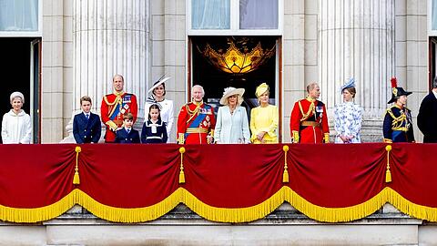 Die britischen Royals um König Charles III. (m.) bei "Trooping the Colour" im Jahr 2024.
