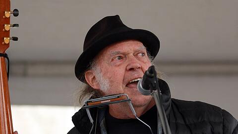 Neil Young zeigt klare Kante.