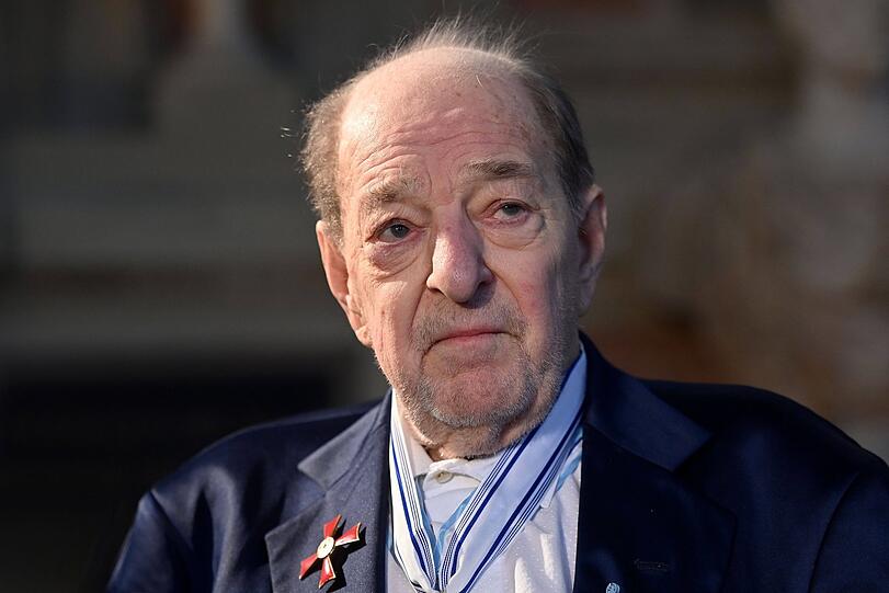 Sorge um ESC-Legende Ralph Siegel: Der Komponist liegt nach einer schweren Lungenentzündung im künstlichen Koma. Sorge um ESC-Legende Ralph Siegel: Der Komponist liegt nach einer schweren Lungenentzündung im künstlichen Koma.