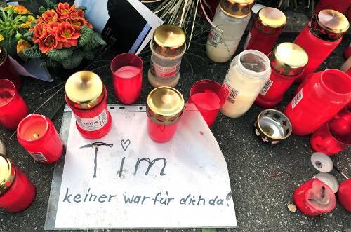 Mit Kerzen und Blumen wurde an die Opfer des Amoklaufs von Winnenden erinnert