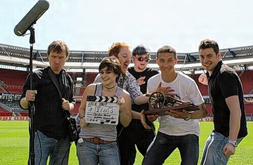 Fidele Film-Crew: Regisseur Christian Herzer (3.v.l.) mit Marek Mintal (2.v.r.) und Club-Mitarbeiter Arndt Sonneck.