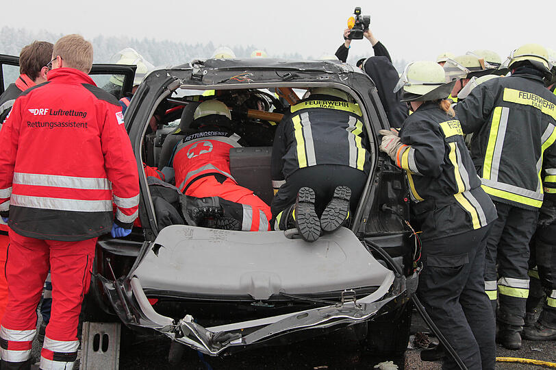 Die Bilder von dem Unfall auf der B12 bei Putzbrunn.