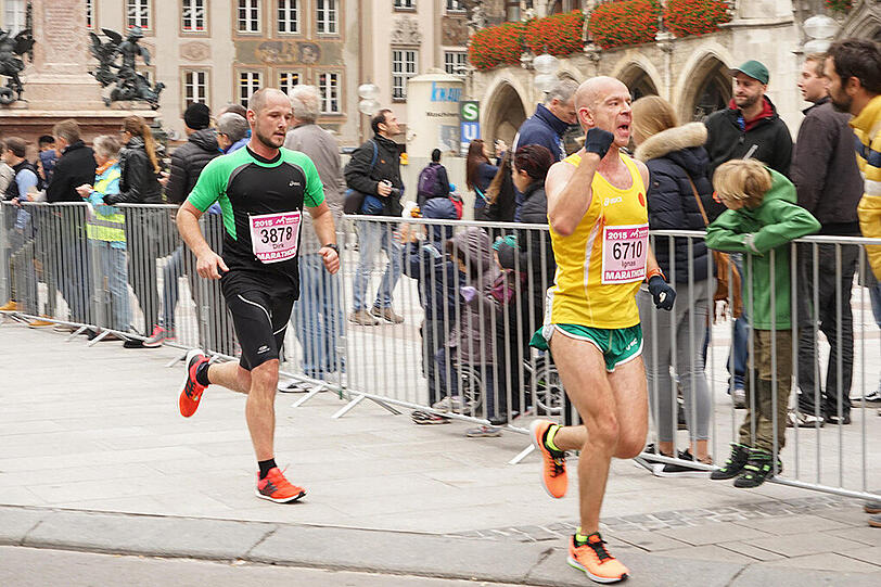 Die Läufer und Läuferinnen des 30. München Marathon am 11.20.2015