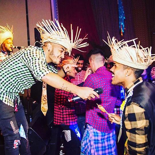 Party im Urlaub: Douglas Costa mit Freunden.