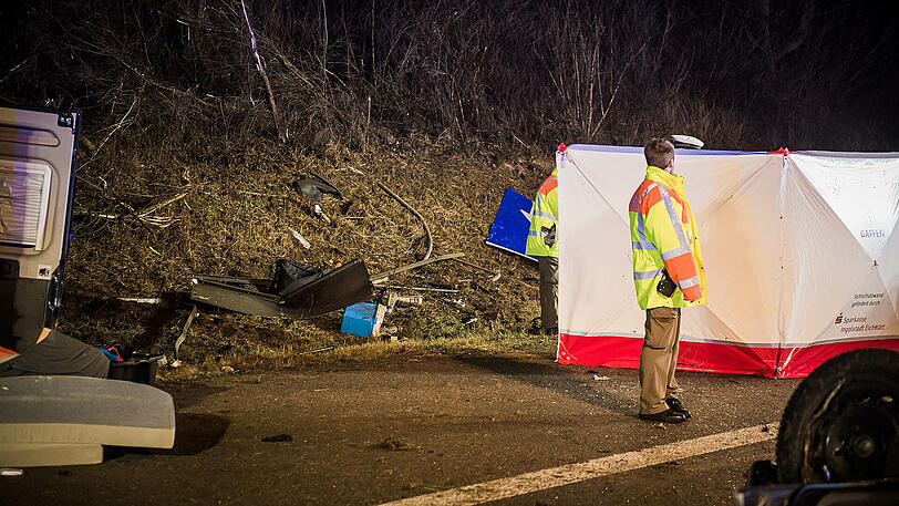Der Fahrer des Kleintransporters wurde aus seinem Fahrzeug geschleudert und verstarb noch vor Ort. Die Bilder von der A9.